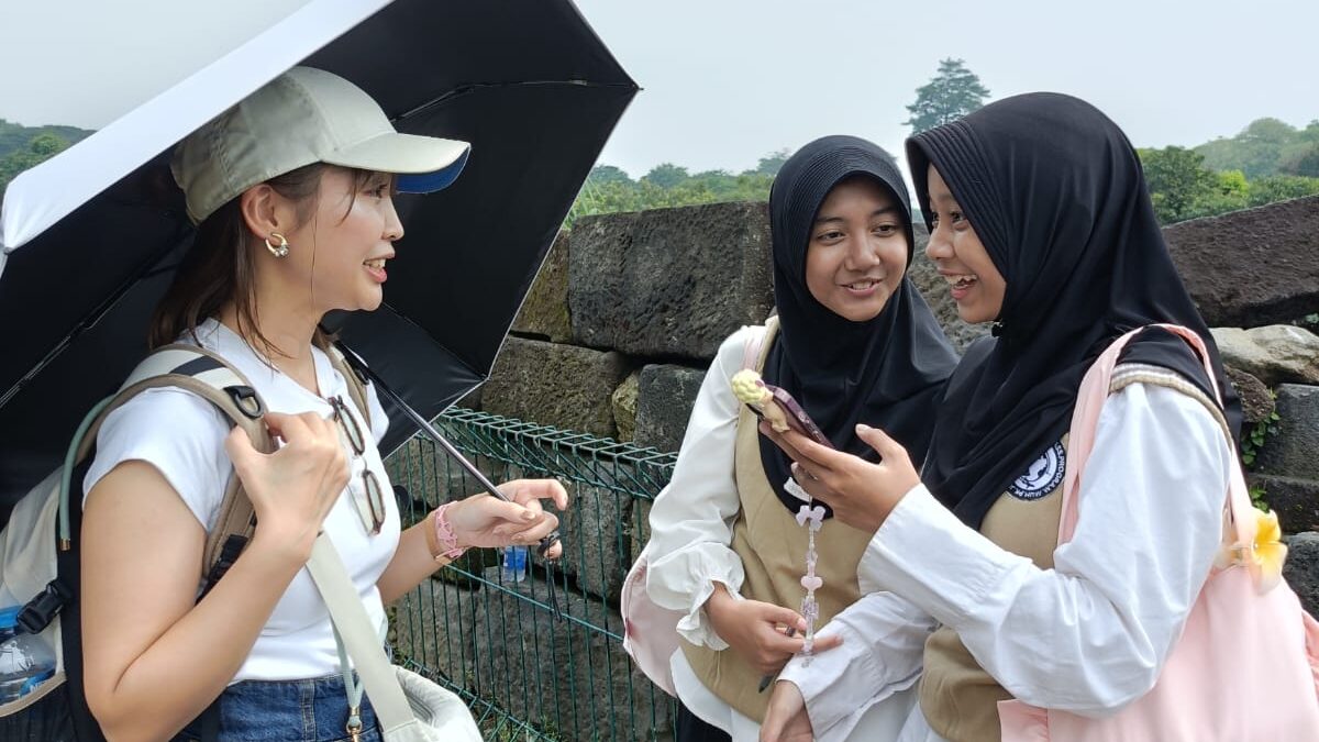 Seru ! Siswa SMP Muhammadiyah PK Solo Asah Kemampuan Bahasa Inggris Hunting Turis di Candi Prambanan